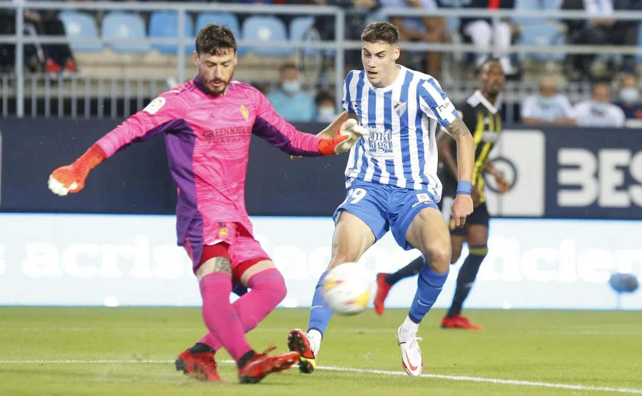 El delantero del Málaga, Roberto, durente un momento del partido contra el Zaragoza en La Rosaleda.