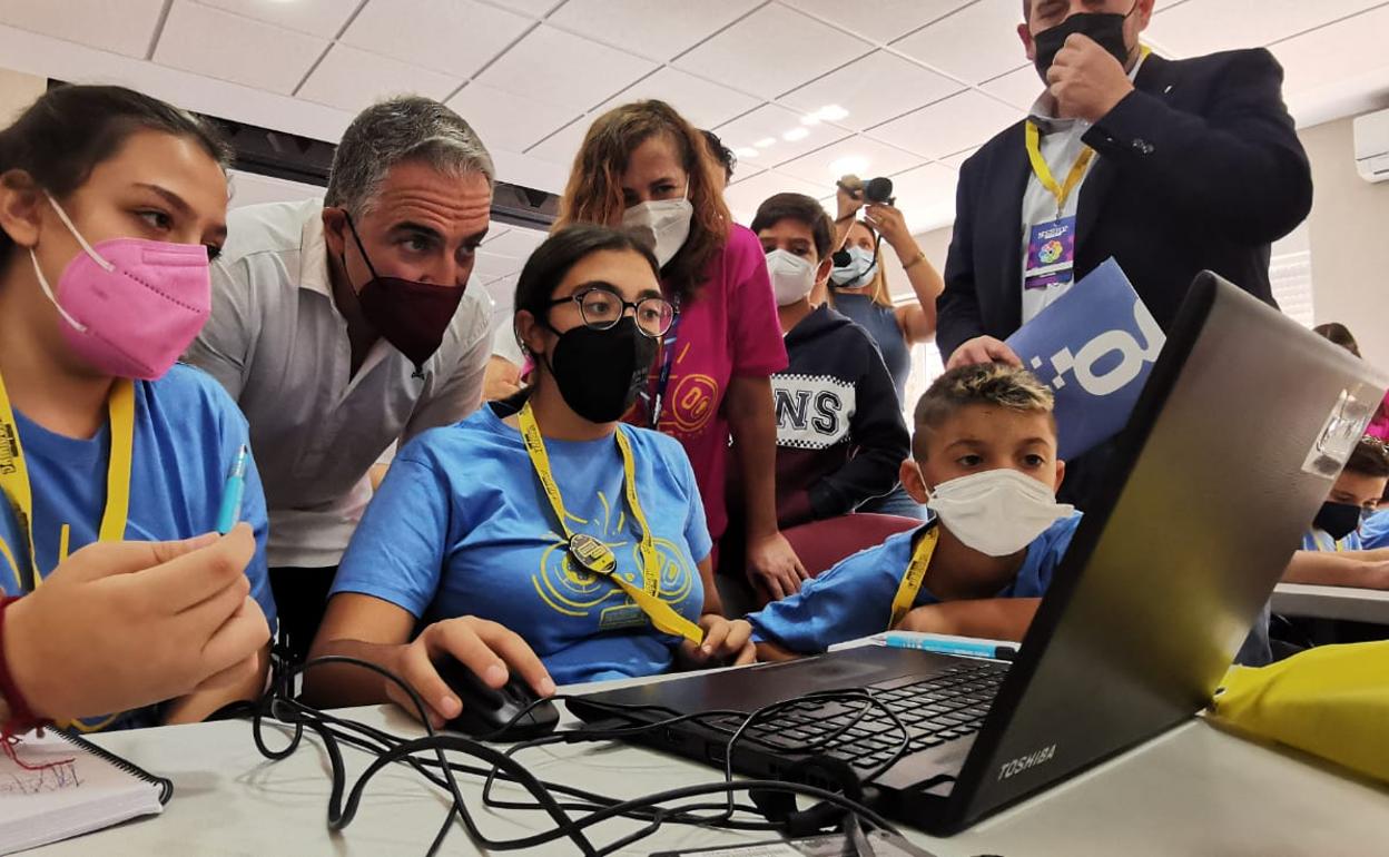 Elías Bendodo durante su visita al evento 'Jamtoday', en el que se enseña a programar a niños entre ocho y doce años. 