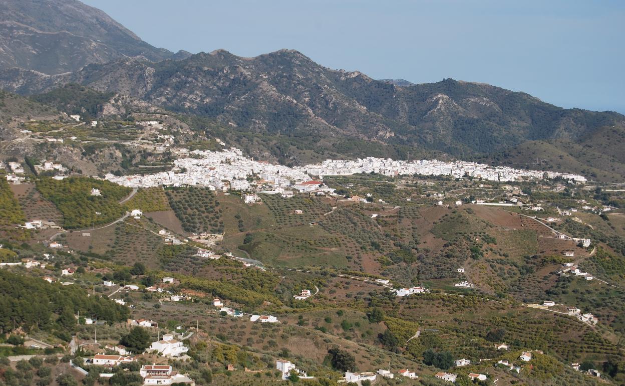 Imagen del casco urbano de Frigiliana desde la carretera de Torrox, con numerosas viviendas diseminadas. 