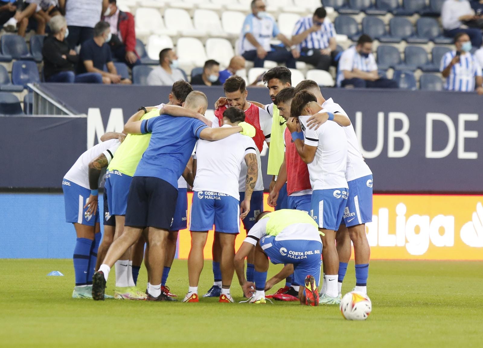 Un disputado partido en La Rosaleda