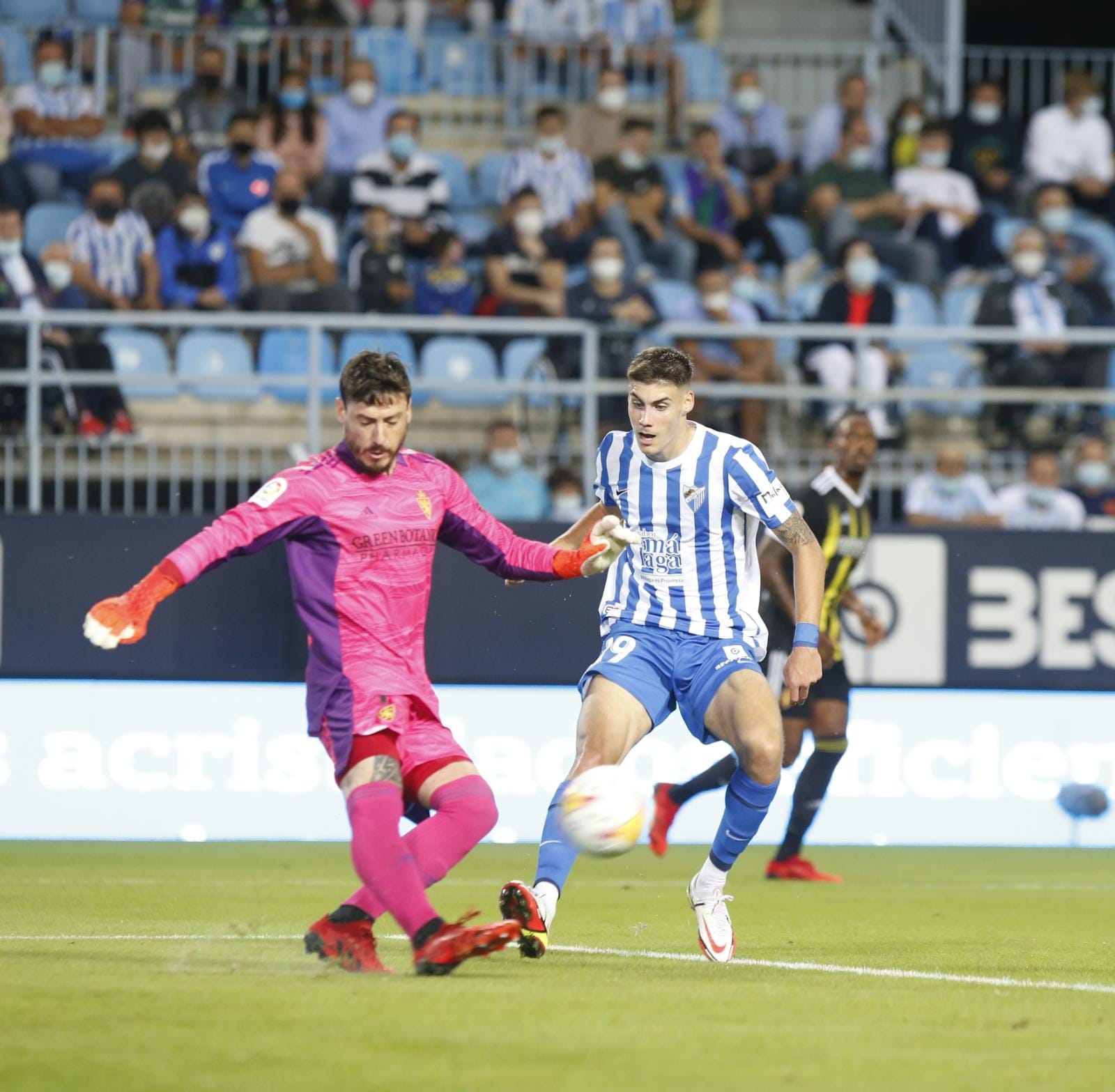 Un disputado partido en La Rosaleda