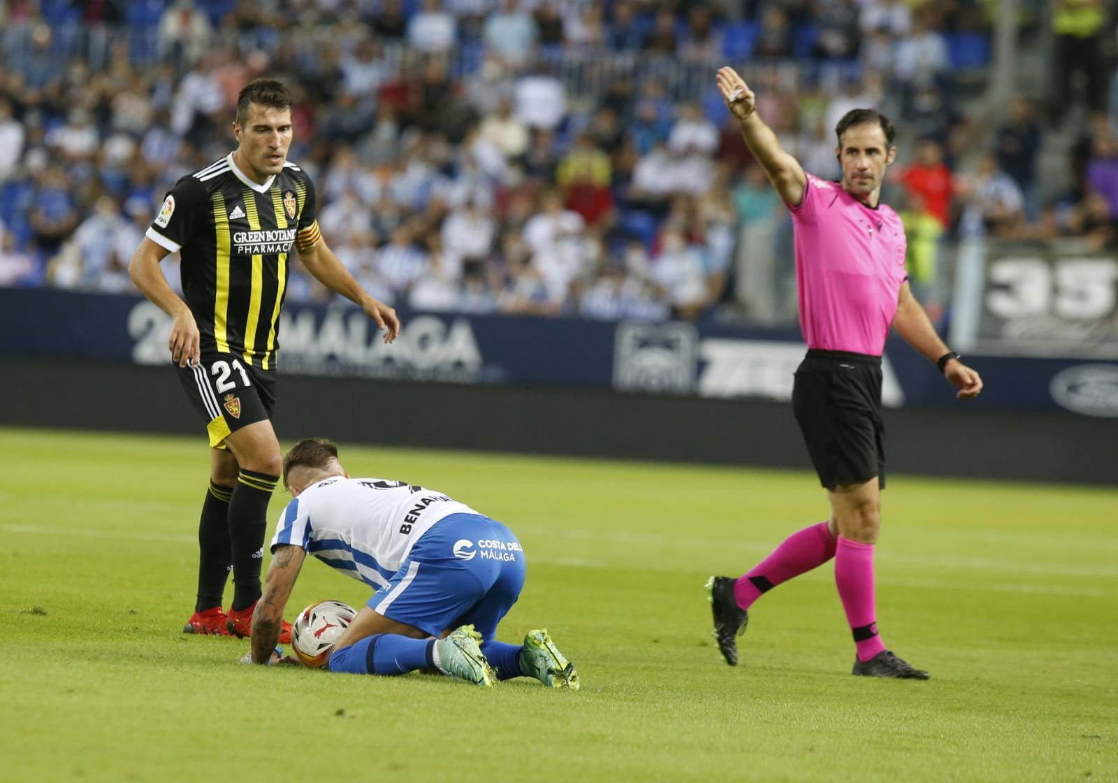 Un disputado partido en La Rosaleda