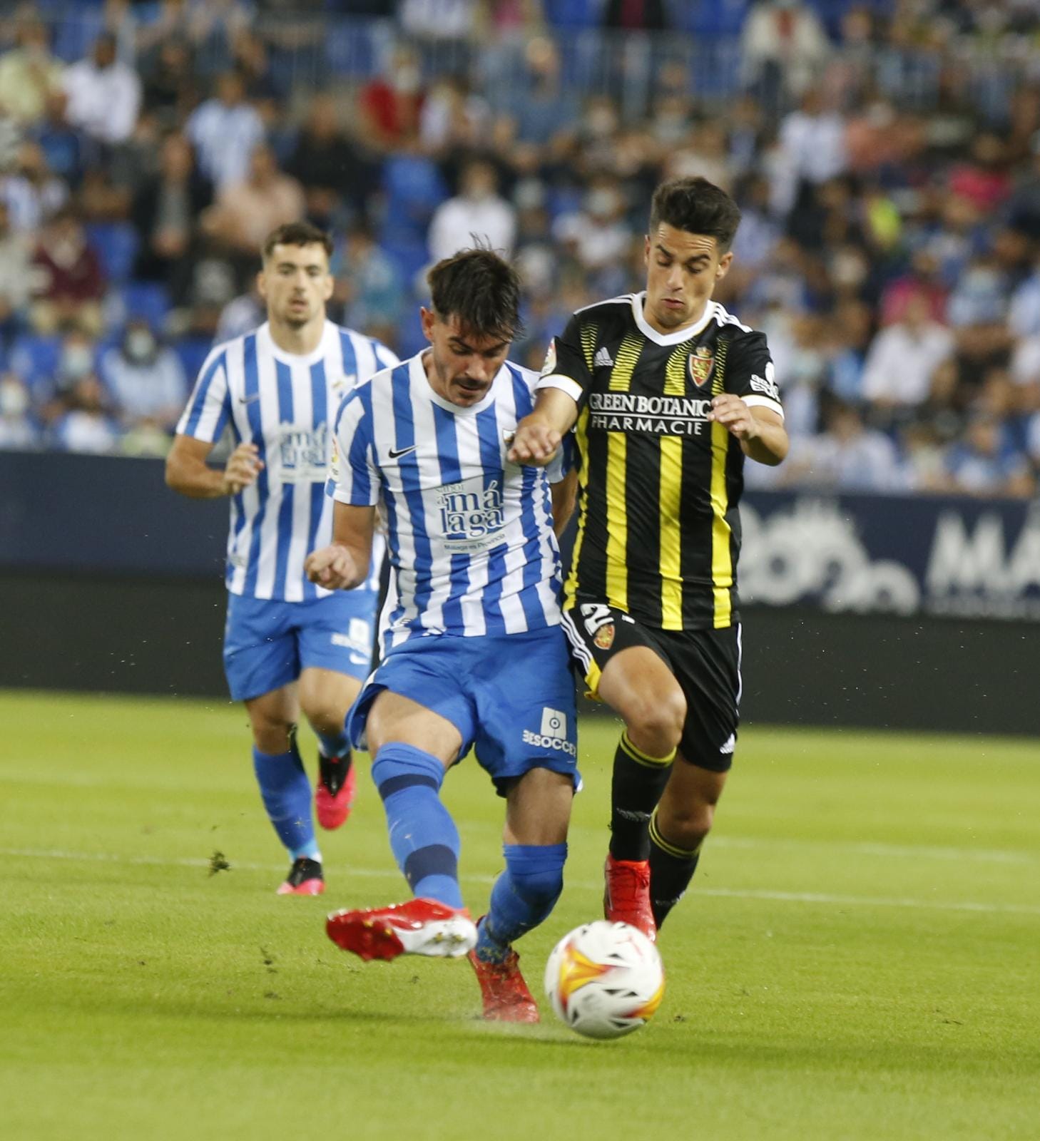 Un disputado partido en La Rosaleda