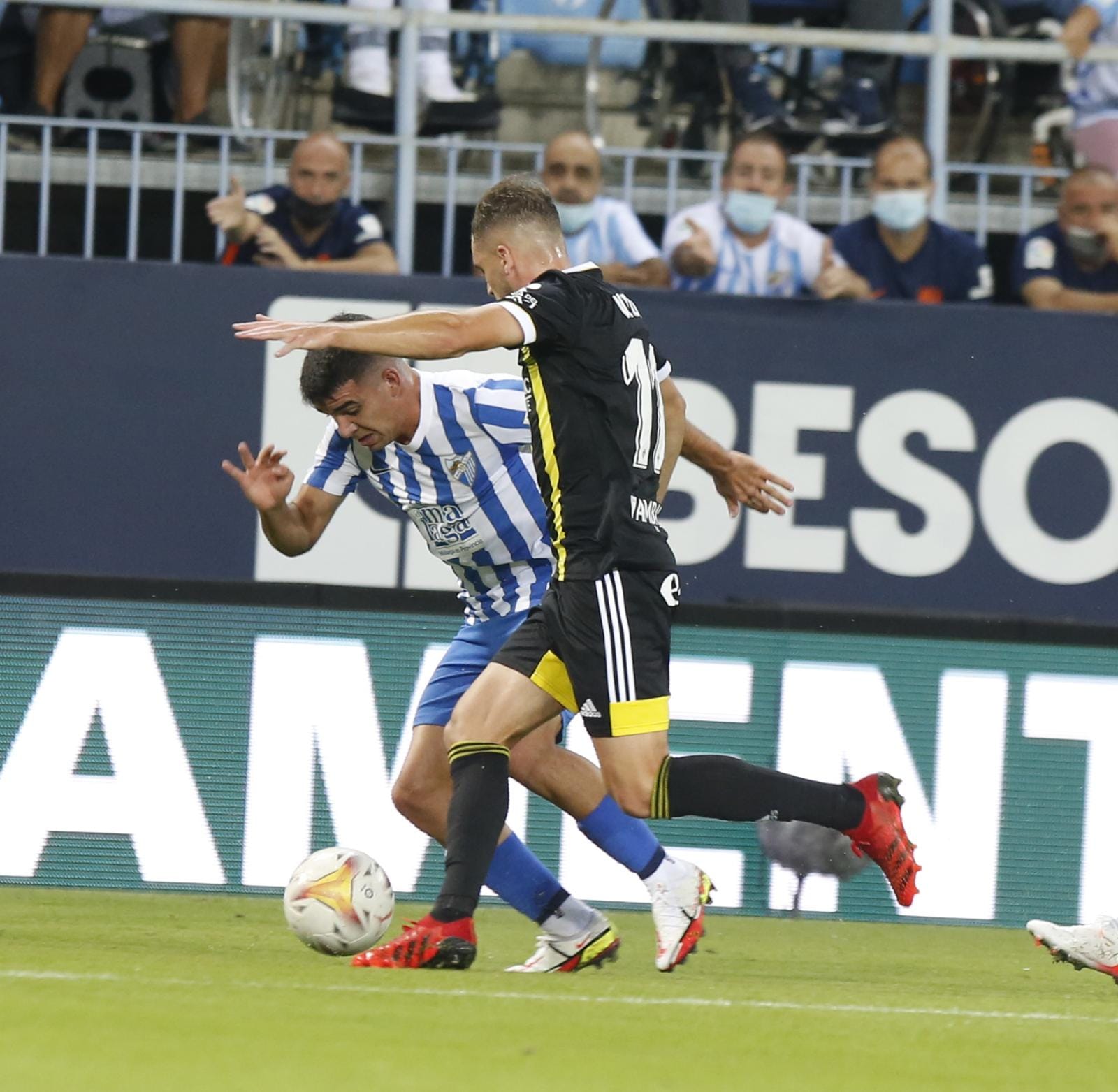 Un disputado partido en La Rosaleda