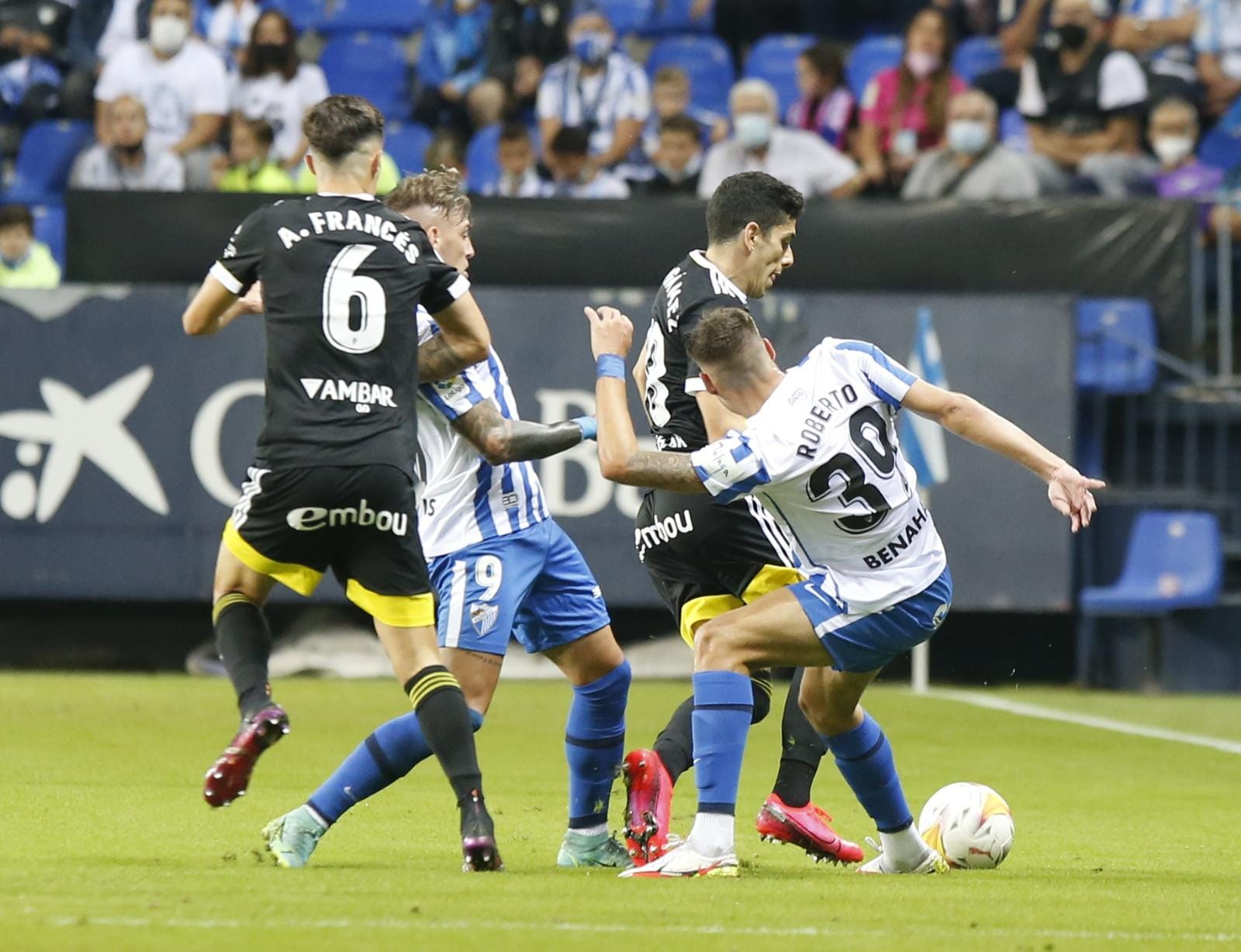 Un disputado partido en La Rosaleda