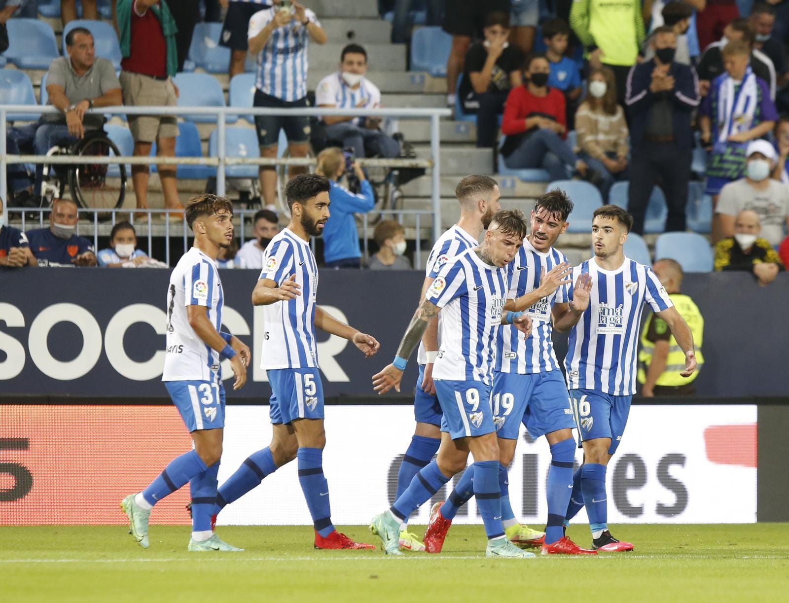 Un disputado partido en La Rosaleda