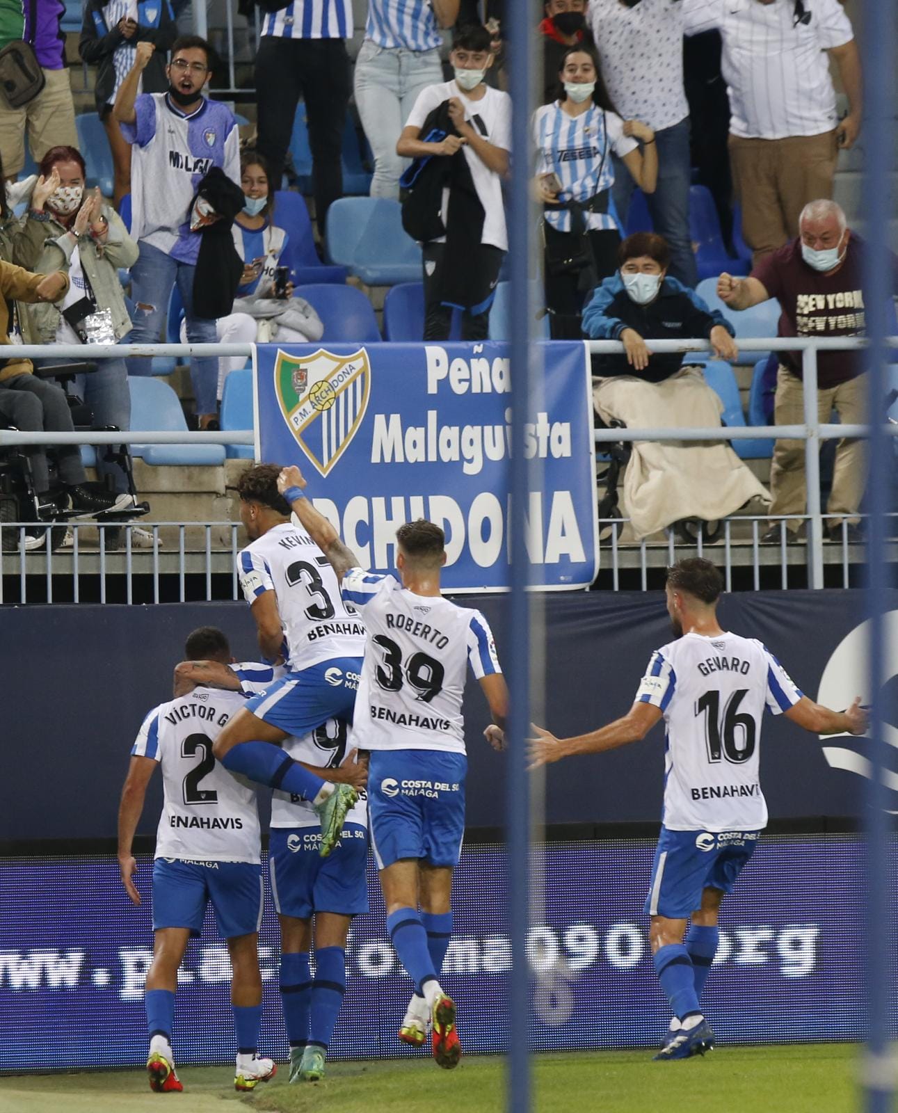 Un disputado partido en La Rosaleda