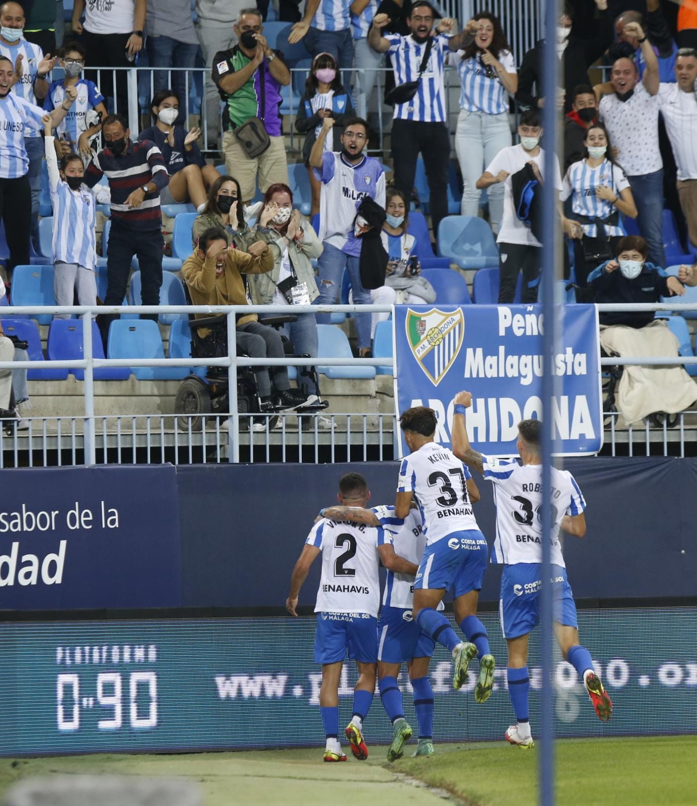 Un disputado partido en La Rosaleda