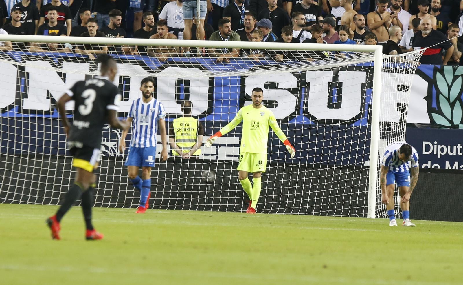 Un disputado partido en La Rosaleda