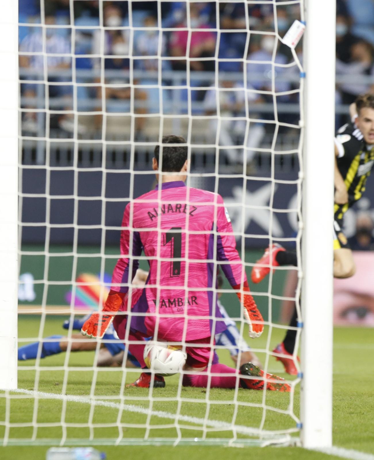 Un disputado partido en La Rosaleda