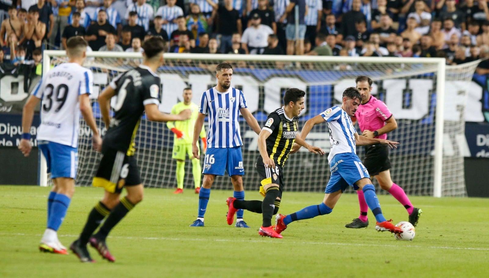 Un disputado partido en La Rosaleda