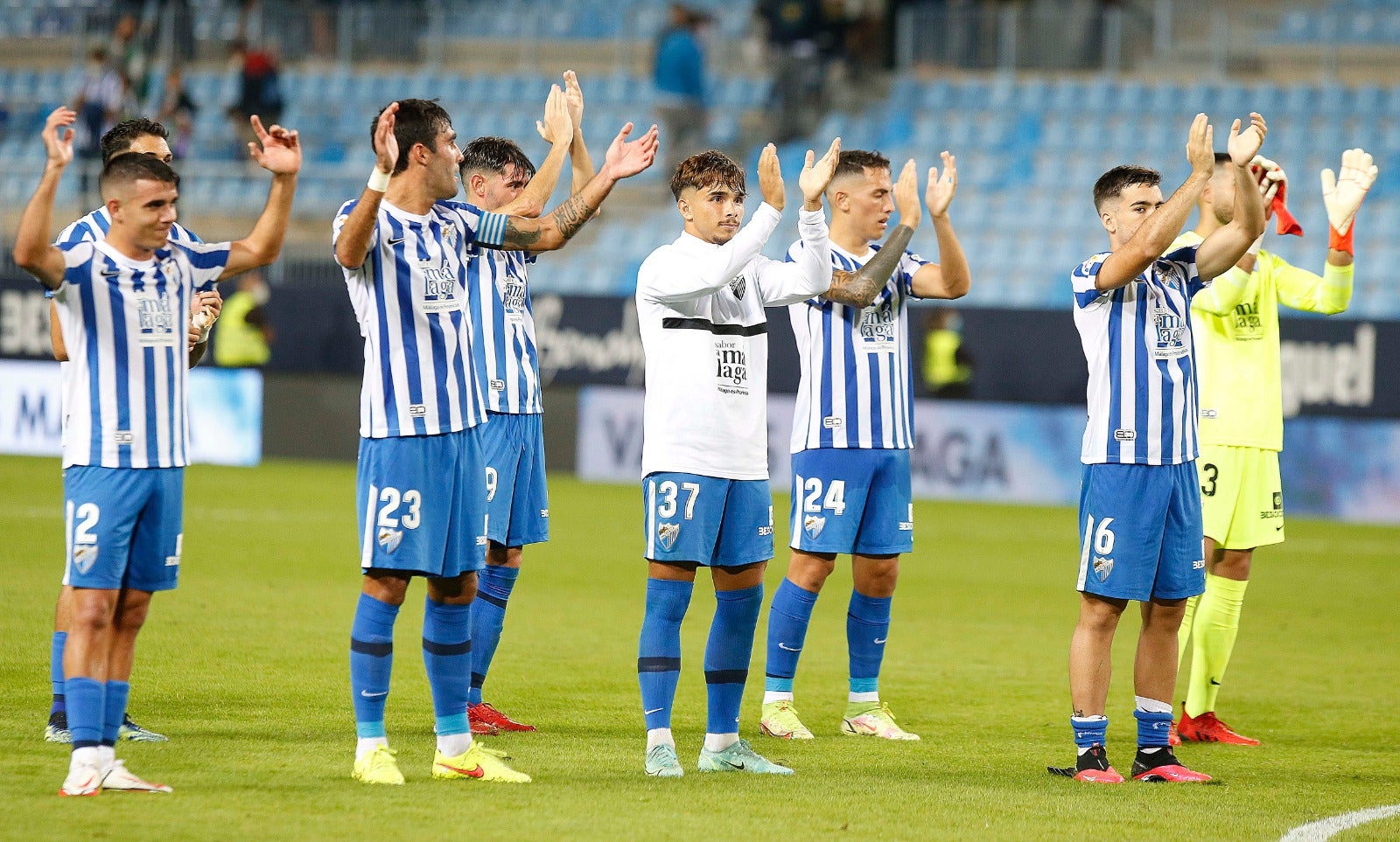 Un disputado partido en La Rosaleda