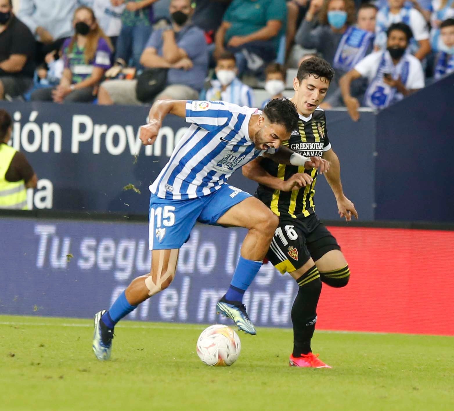 Un disputado partido en La Rosaleda