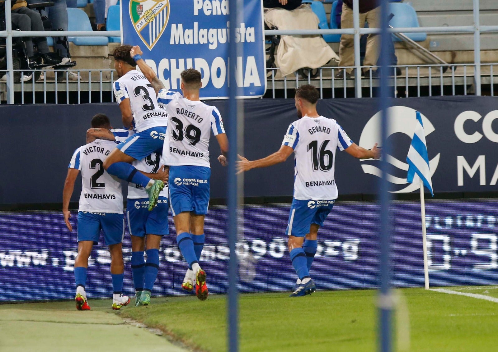 Un disputado partido en La Rosaleda