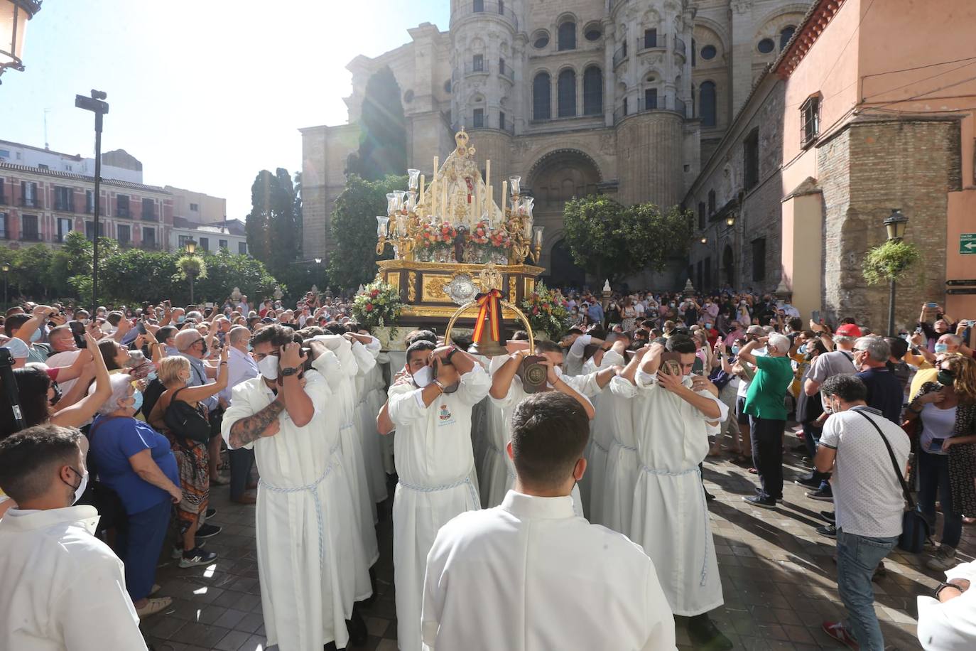 Como ya ocurriera en 2012, la Virgen de Araceli volvió a protagonizar el anual rosario de la Agrupación de Hermandades y Congregaciones de Gloria, aunque, en este ocasión, en el marco del centenario de la implantación en Málaga de su archicofradía, la corporación filial de la patrona de Lucena más antigua de España.