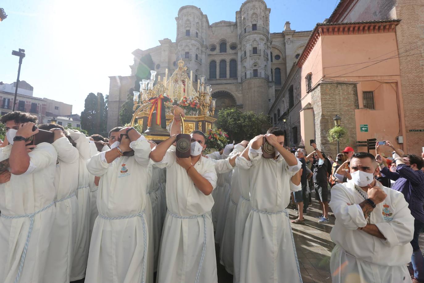 Como ya ocurriera en 2012, la Virgen de Araceli volvió a protagonizar el anual rosario de la Agrupación de Hermandades y Congregaciones de Gloria, aunque, en este ocasión, en el marco del centenario de la implantación en Málaga de su archicofradía, la corporación filial de la patrona de Lucena más antigua de España.