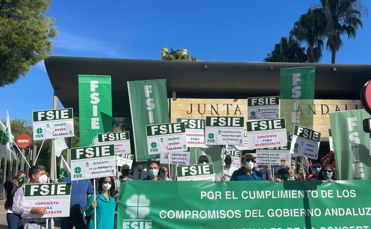 Los sindicatos de la concertada se han concentrado ante la sede de la Consejería de Educación. 