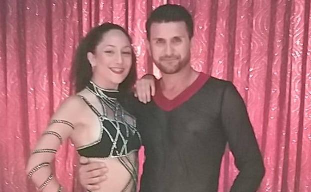 Pedro con su hija Lola, de 20 años, que es bailarina en el circo Continental.