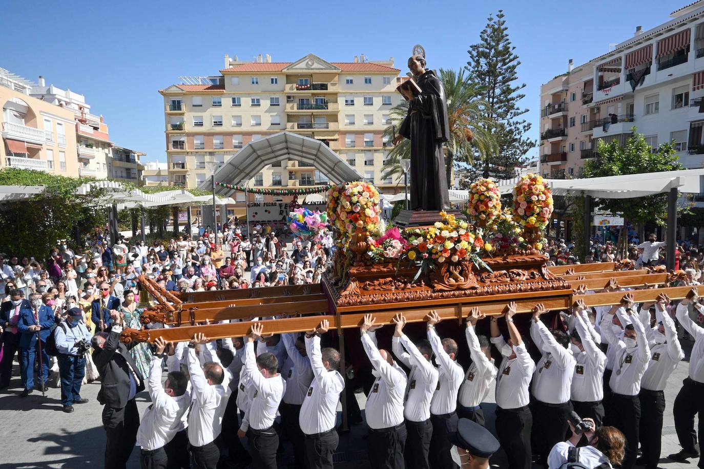 Procesión de San Pedro por las calles de Marbella. 