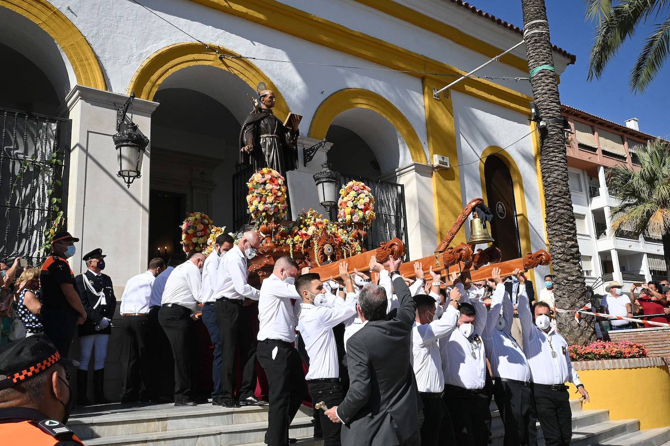 Procesión de San Pedro por las calles de Marbella. 