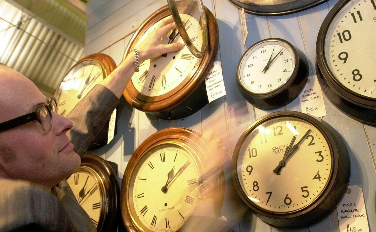 Cambio de hora: Horario de invierno 2021: ¿Hay que adelantar o retrasar el reloj?