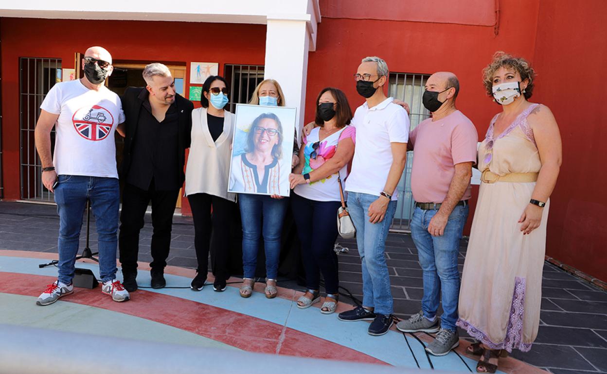 La familia de Carmen Acedo recibió un retrato suyo en el acto del cáncer de mama. 