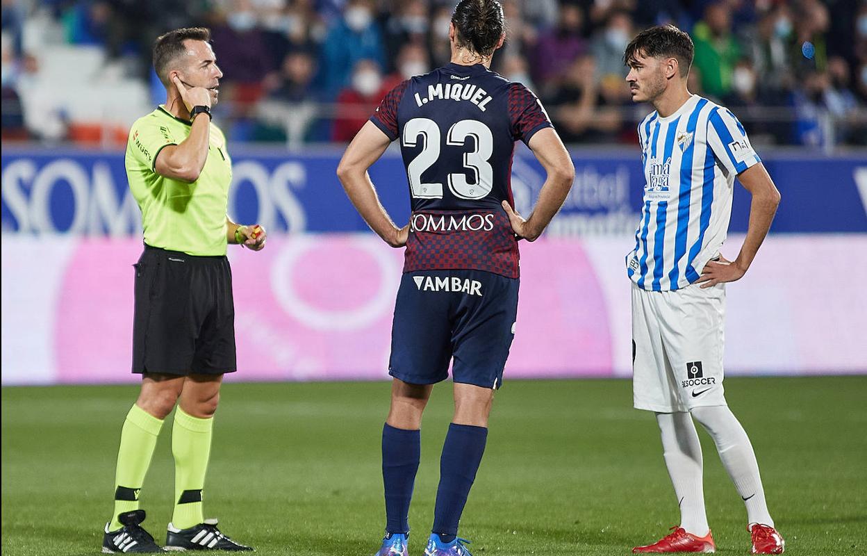 El árbitro consulta con el VAR en la jugada del gol anulado.