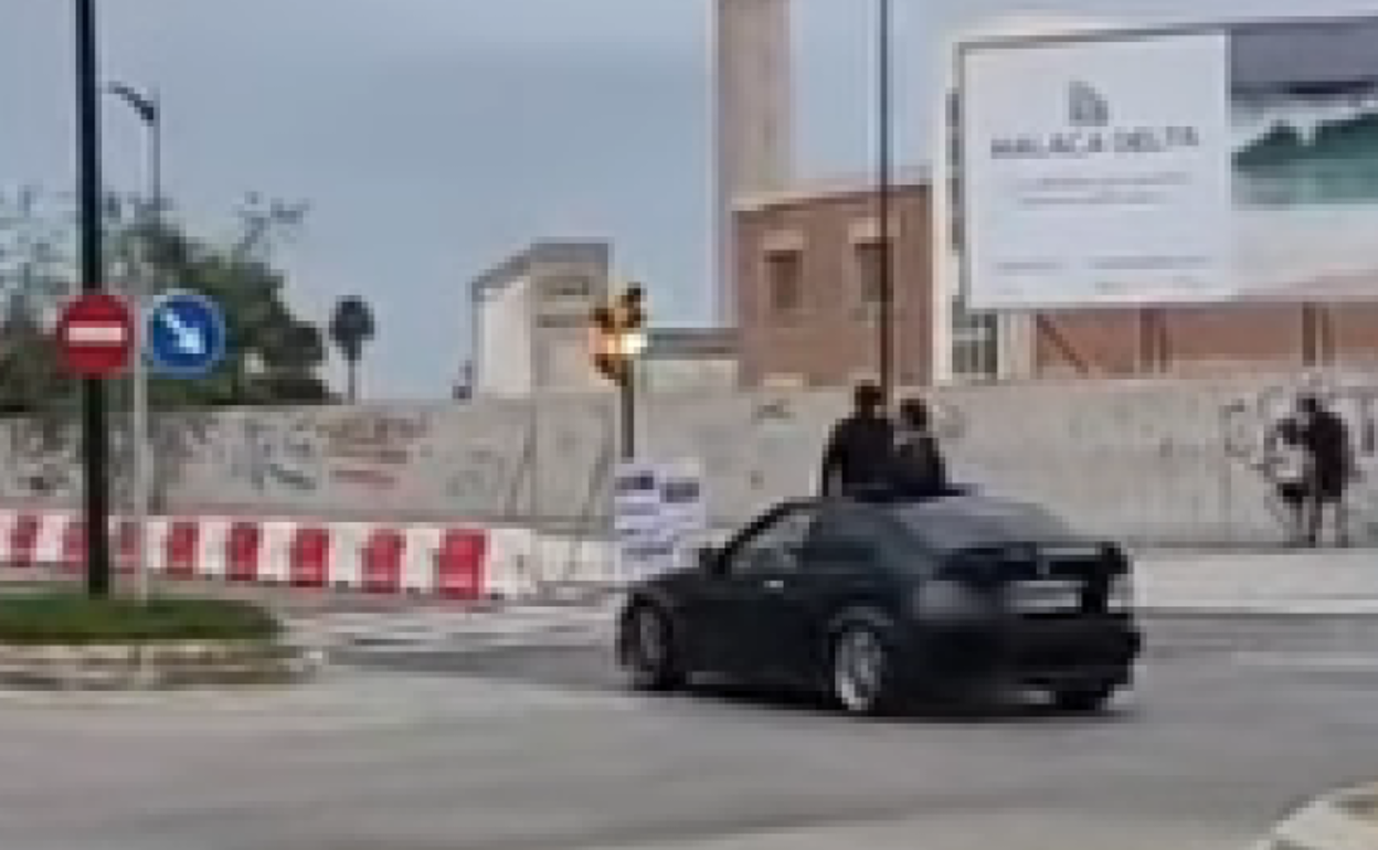 Conduce con dos adolescentes asomados por el techo solar en avenida Molière y lo pilla la policía
