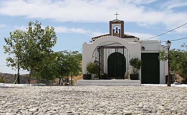 Imagen principal - Escándalo en Sedella: el alcalde denuncia al expárroco por la desaparición de joyas y dinero de la patrona