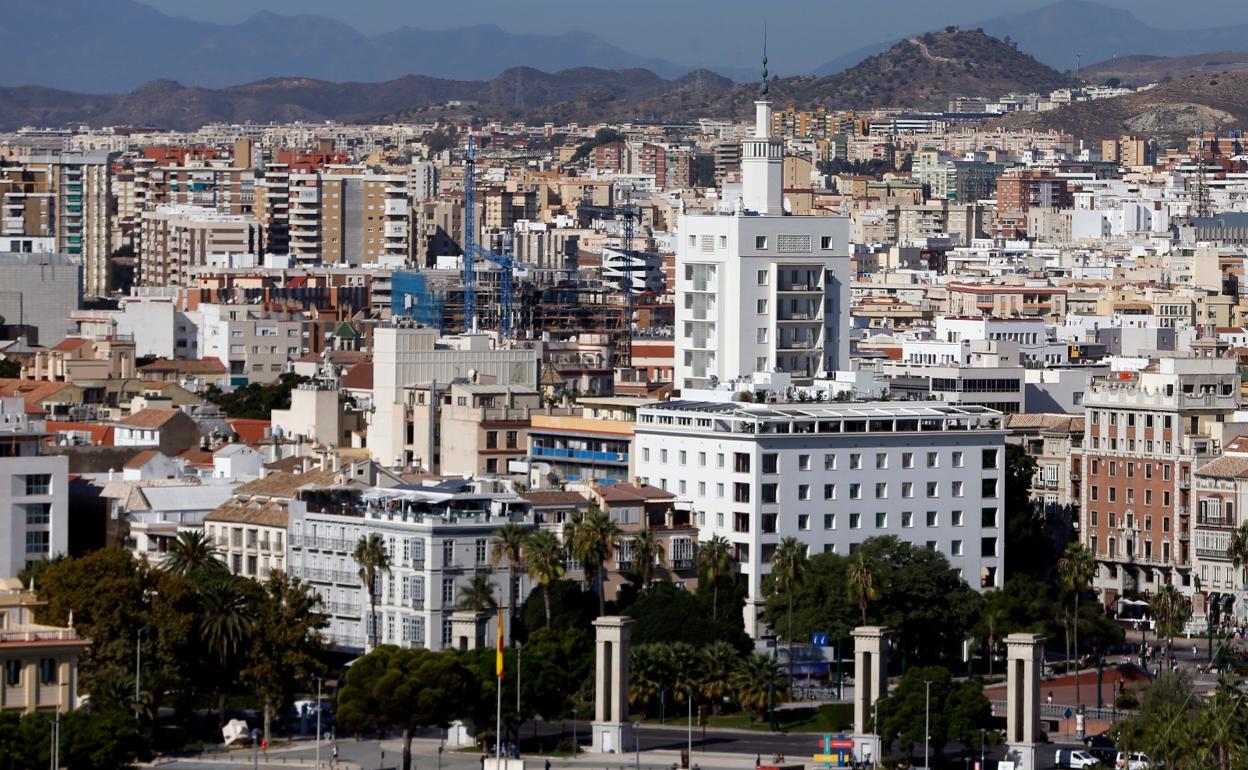 Vista del edificio de La Equitativa en cuya base se acaba de estrenar un hotel cinco estrellas.