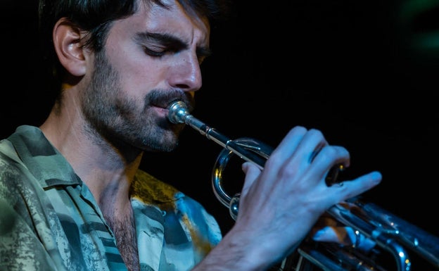 Imagen principal - Nacho Loring, en varias imágenes de sus conciertos, junto a la portada de su disco 'NONETO'.