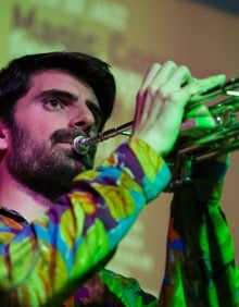 Imagen secundaria 2 - Nacho Loring, en varias imágenes de sus conciertos, junto a la portada de su disco 'NONETO'.