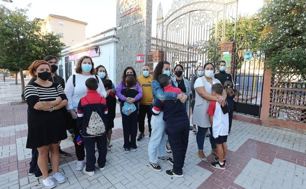 Padres de 4ºA, a las puertas del Colegio Sagrada Familia con sus hijos tras el comienzo de las clases, este miércoles. 