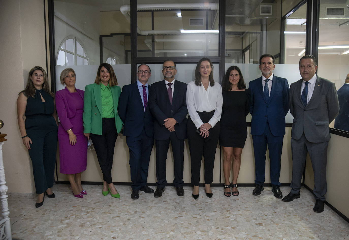 Imagen principal - En la foto de arriba: Verónica Montilla, Maica Vallejo, Maite Aguilar, José Alberto Ríos, Sergio Muñoz, Cristina Robles, Amelia Sadornil, Carlos Muñoz y Sergio Otomano. Abajo: atricio Baeza, Violeta Agrici y Juan Carlos Maldonado cortan juntos la cinta que inaugura el Consulado Honorario de Moldavia en Andalucía y autoridades asistentes. .