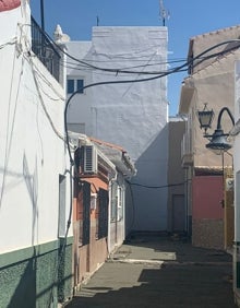 Imagen secundaria 2 - Arriba, fotografía original. Abajo, proceso de elaboración y pared en la que se ha creado el mural.