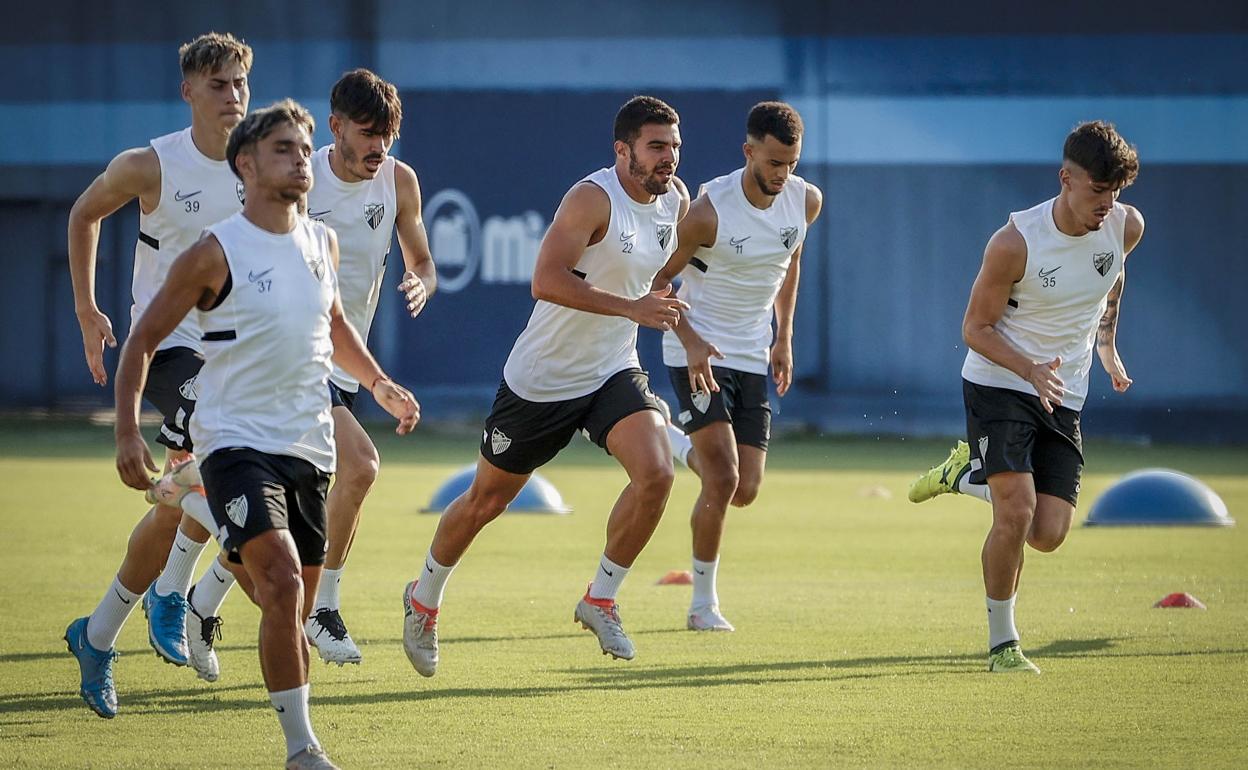 Alexander González, en el centro de la imagen, en un entrenamiento con el Málaga.