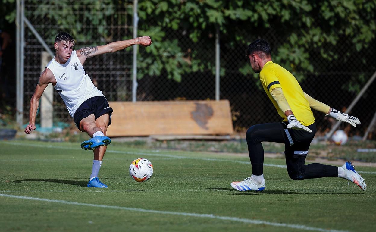 Roberto durante un entrenamiento con el Málaga.