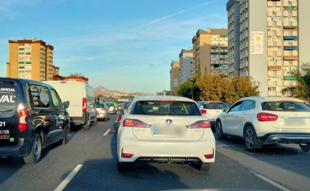 Imagen principal - El uso del coche crece en Málaga por la pandemia a costa de un transporte público sin remontar