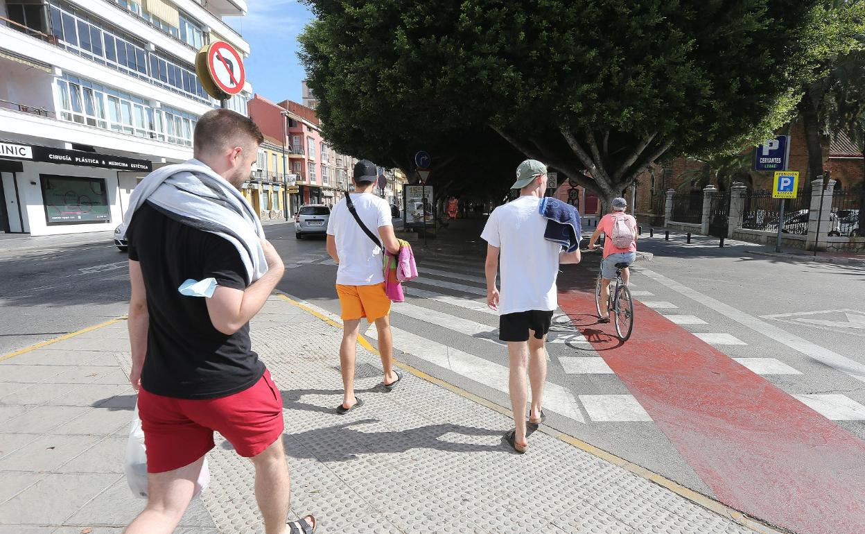 Turistas esta mañana en La Malagueta, de camino a la playa. 