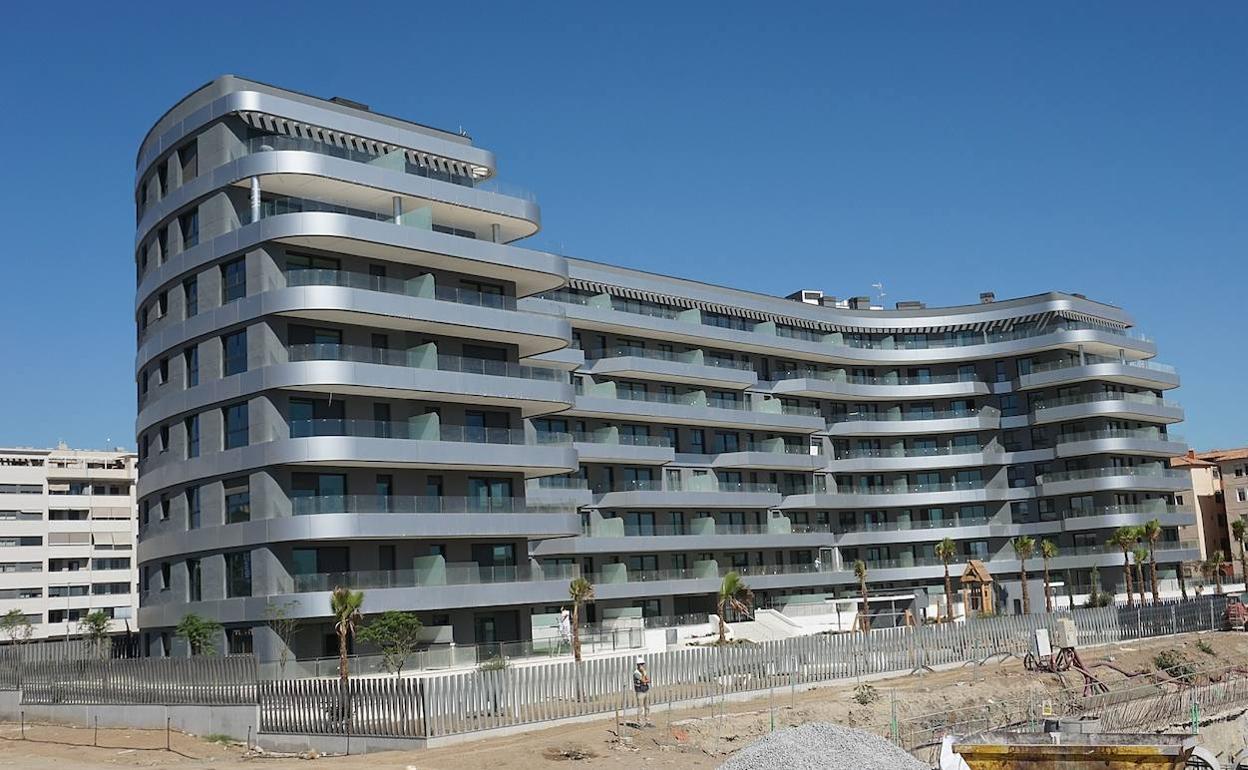 Aspecto del edificio Halia, construido a espaldas de los terrenos en los que se levantarán tres torres de 20 plantas. 