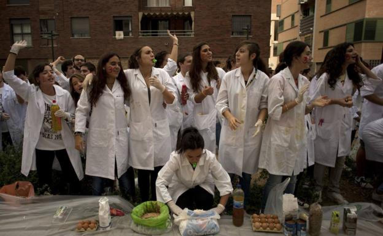 Unos estudiantes de la Universidad de Granada, durante una novatada 