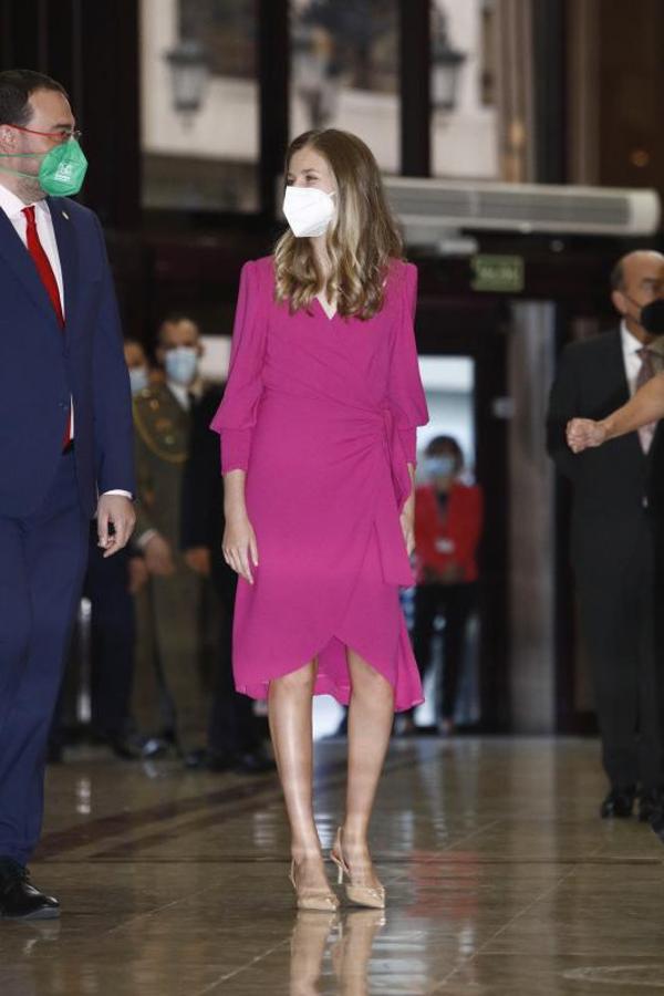 La Princesa de Asturias, a su llegada al auditorio Príncipe Felipe de Oviedo, donde la Familia Real ha asistido al tradicional concierto previo a la entrega de los galardones. 