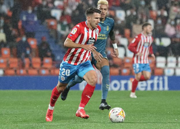 Gerard Valentín, durante el Lugo 2-0 Las Palmas. Al fondo, el exmalaguista Peñaranda, ahora en Las Palmas.