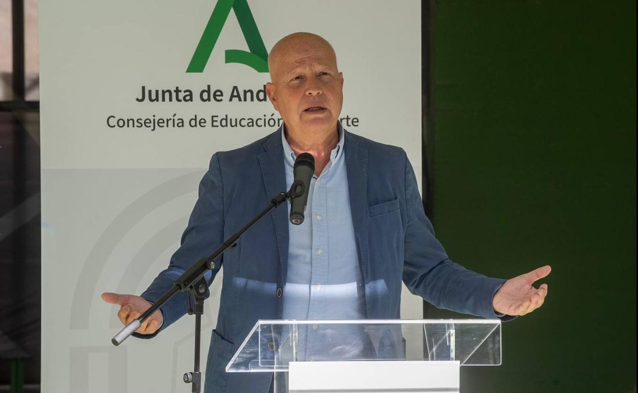 El consejero de Educación y Deporte, Javier Imbroda, durante su visita a la Ciudad Deportiva de Carranque. 