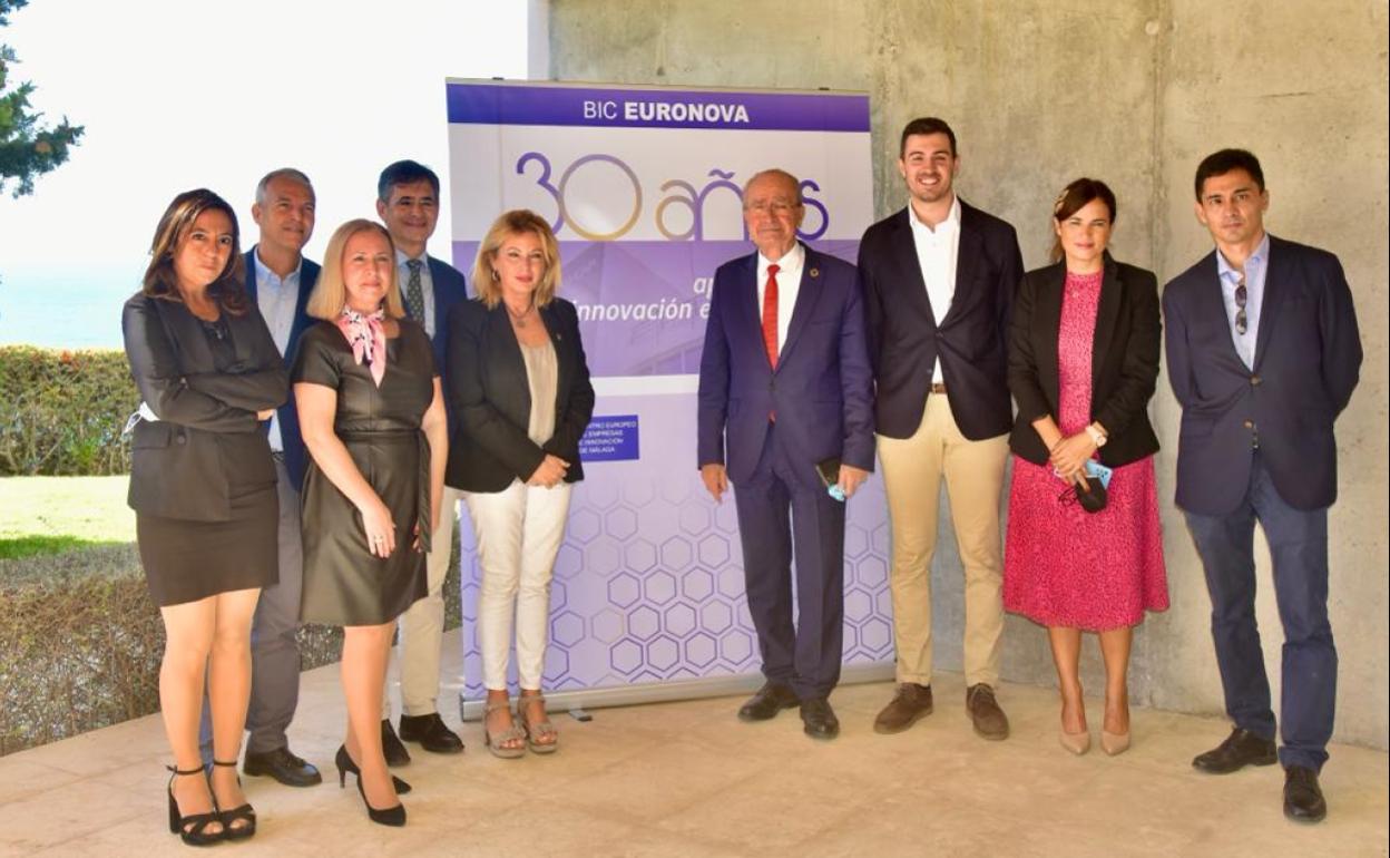 Foto de familia con dirigentes del BIC Eurononva y representantes institucionales, entre ellos, Francisco de la Torre, Carmen Sánchez, Rosa Sánchez, y Álvaro Simón de Blas. 