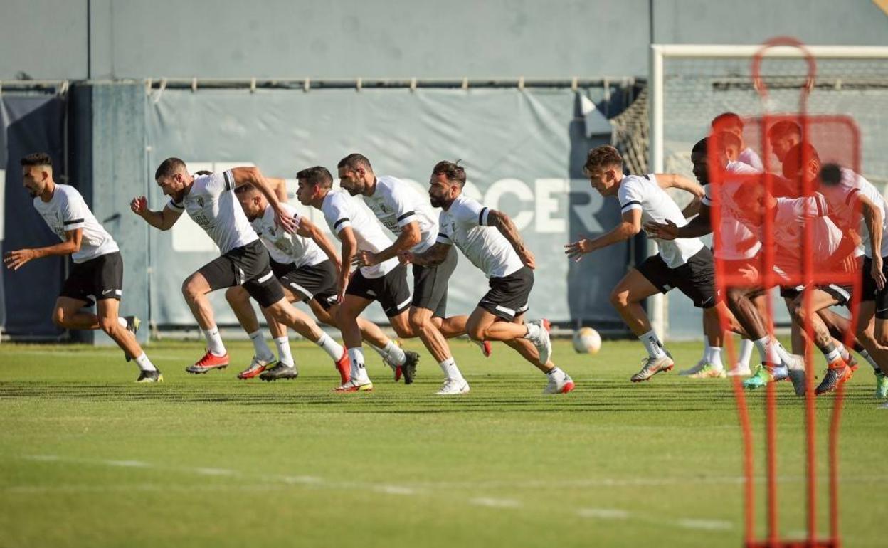 Jugadores del Málaga, durante el entrenamiento de ayer en el Anexo. 