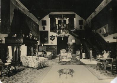 Imagen secundaria 1 - Única fotografía conocida del rey en Pizarra, junto al conde de Puerto Hermoso (arriba). Abajo, a la izquierda, salón del Palacio de los Condes de Puerto Hermoso. A la derecha, imagen del Santo colocada en 1921.