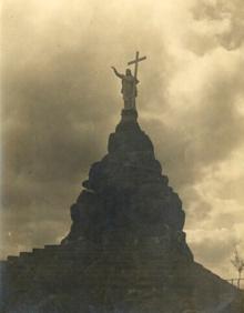 Imagen secundaria 2 - Única fotografía conocida del rey en Pizarra, junto al conde de Puerto Hermoso (arriba). Abajo, a la izquierda, salón del Palacio de los Condes de Puerto Hermoso. A la derecha, imagen del Santo colocada en 1921.