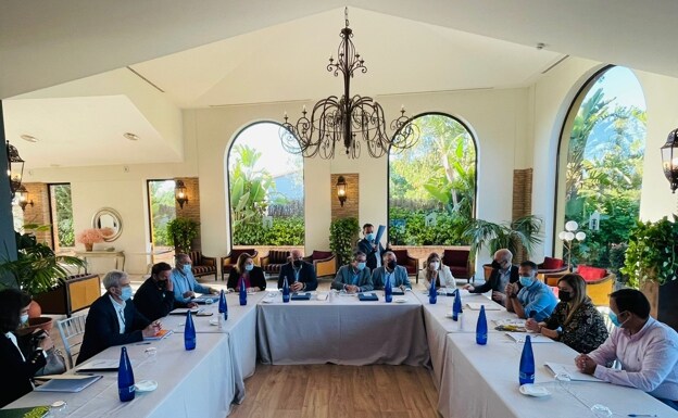Imagen de la reunión entre la Diputación y los alcaldes de la zona celebrada este viernes en La Viñuela. 
