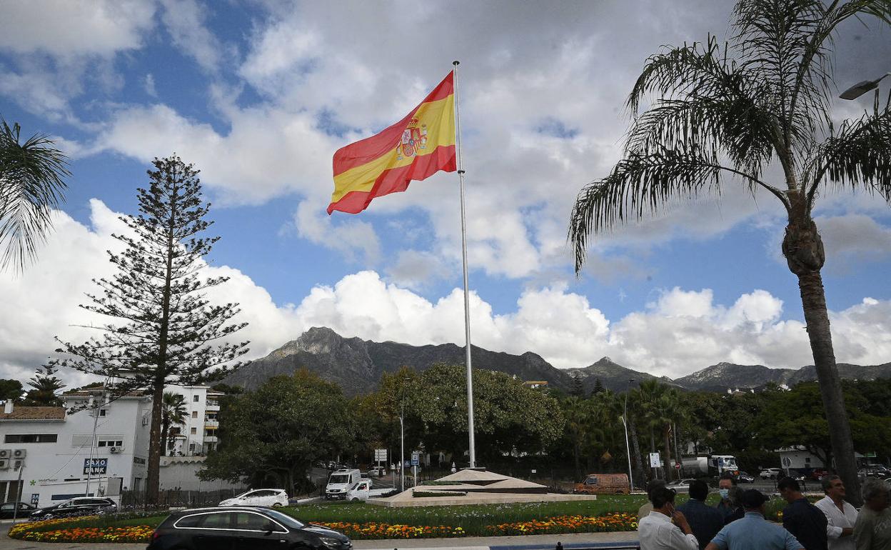 Cuál es la bandera de España izada más grande, dónde está y cuánto mide? 